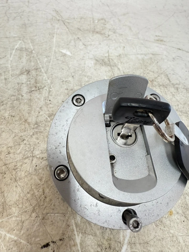 Victory Kingpin 2007 tapa del tanque de combustible de bloqueo con llave Foto 3 de 4