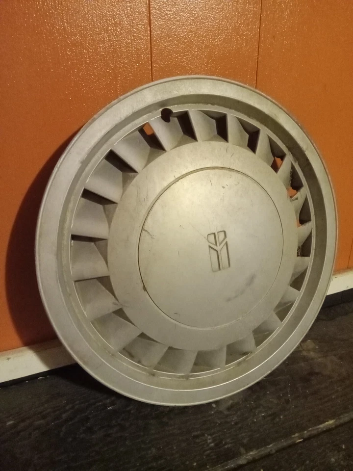 One 正品 14 英寸 Oldsmobile Cutlass Ciera Calais 轮毂盖 1989 年原始设备制造商 — 第 2/4 张图片