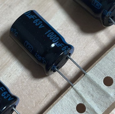 8 Stück - Jamicon 1000 uF 63V 105 °C - RM 7,5   100mΩ - 25x16mm - Japan