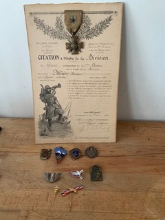 lots d'insignes militaires et une médaille militaire