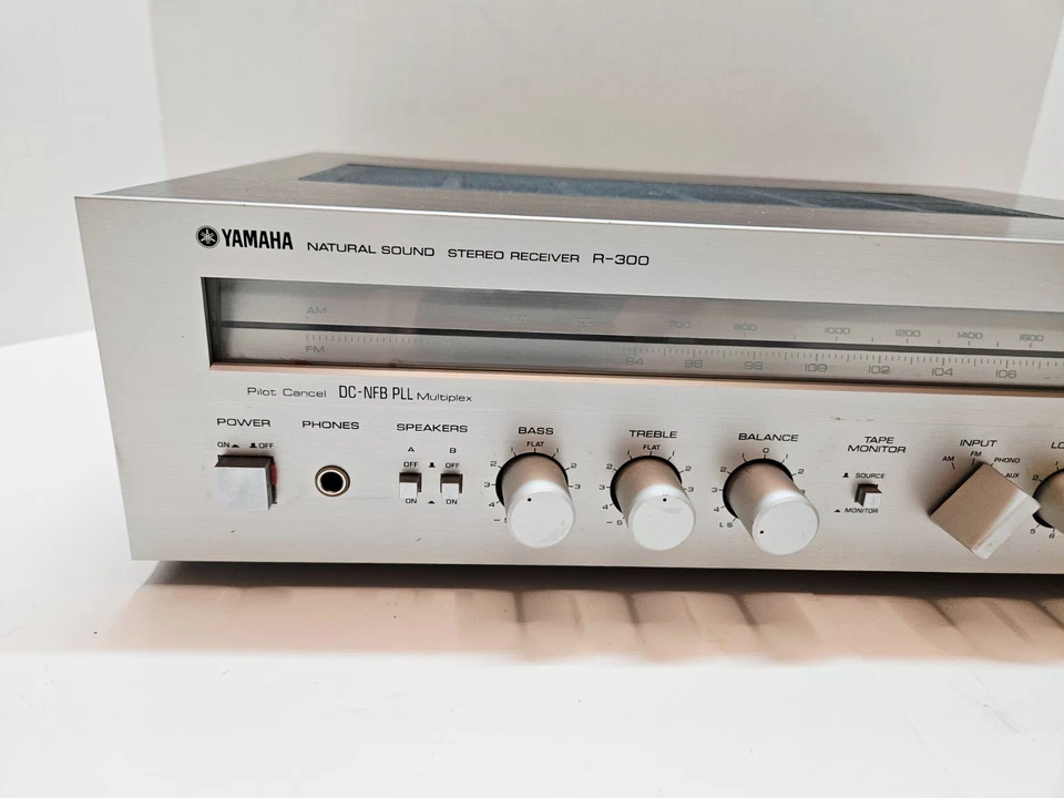 Receptor estéreo doméstico Yamaha R-300 de colección sonido natural probado OK amplificador Foto 2 de 4