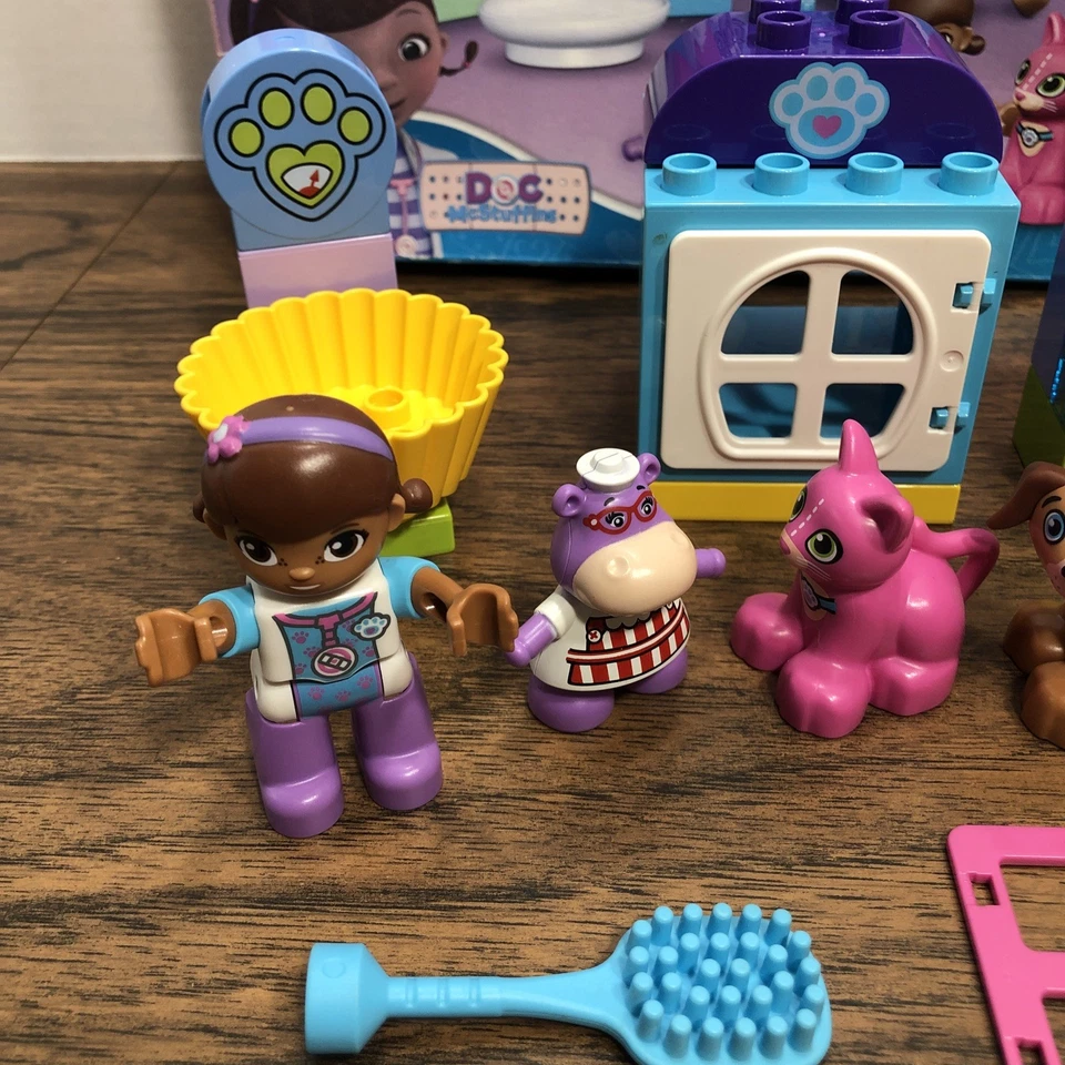 LEGO DUPLO Disney Doc McStuffins Cuidado veterinario de mascotas 10828 *Juego completo* 2016 Foto 3 de 4
