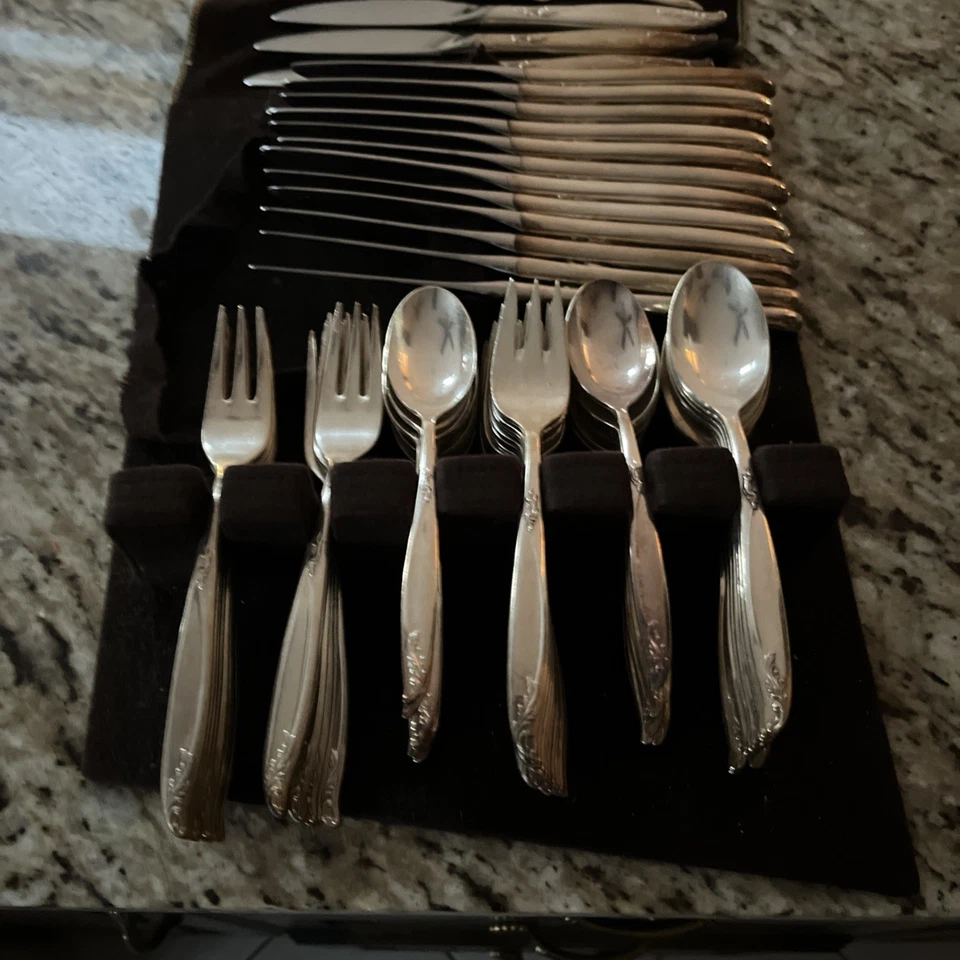 Juego de 89 piezas de cubiertos Holmes & Edwards con incrustaciones IS plata profunda Foto 2 de 4