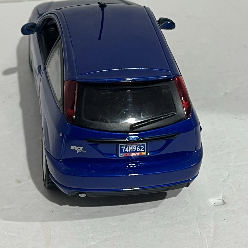 Coche diecast Maisto Ford Focus SVT edición especial azul escala 1:24 estado expuesto Foto 4 de 4