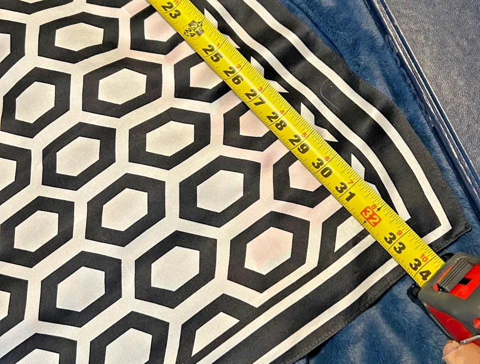 Bufanda vintage cuadrada grande de 34 pulgadas con estampado geométrico blanco y negro - seda Foto 3 de 4