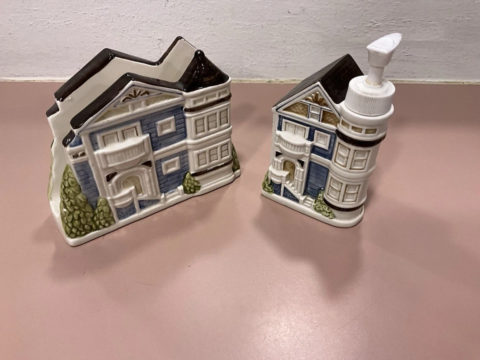 Dispensador de jabón y soporte para servilletas Otagiri Victorian Blue House pintado a mano de colección 2 piezas Foto 3 de 4