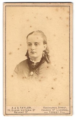 Fotografie A. & G. Taylor, London, 70 Queen Victoria St, Porträt einer ernsten  
