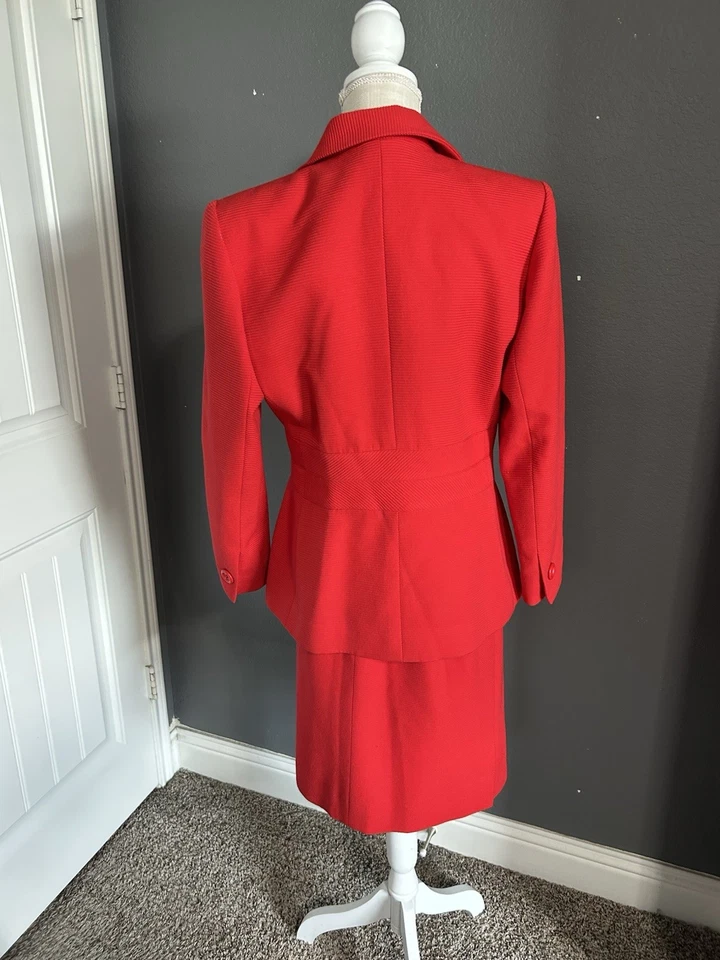 Traje chaqueta y falda roja para mujer Yves Saint Laurent Encore 100 % lana talla 12 Foto 3 de 4