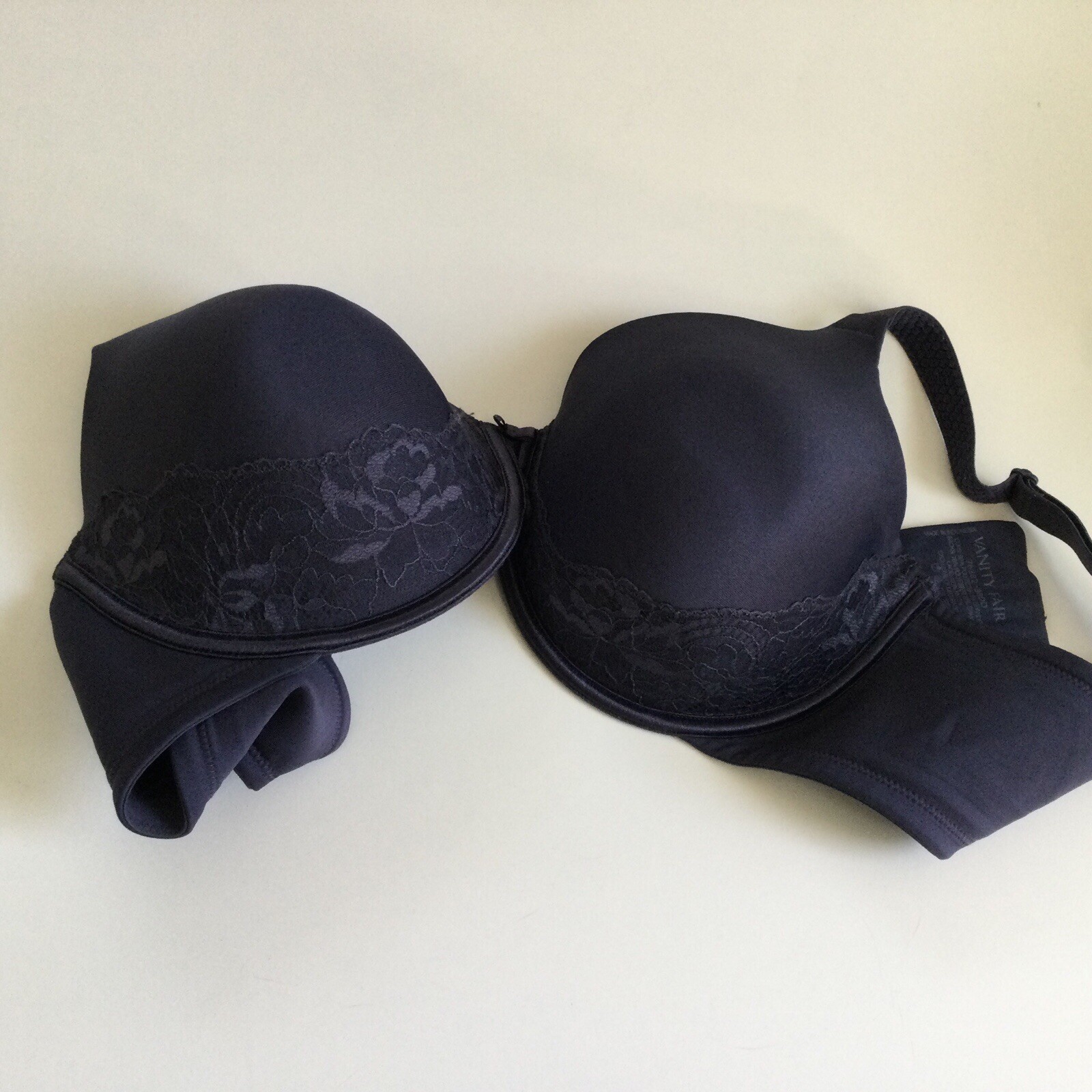 Vanity Fair Full Coverage Underwire Bra Size 38DD… - image 1