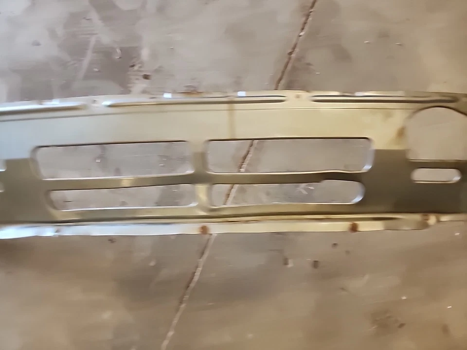 1984-1985 BMW 325e Front Metal Bumper Valance Early E30 325 84 85 Coupe Sedan Foto 4 de 4