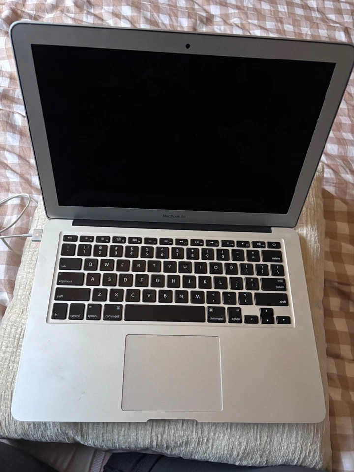 Apple MacBook Air 13.3' (2013) 128GB. Silver. Good condition.  - Image 2 of 4