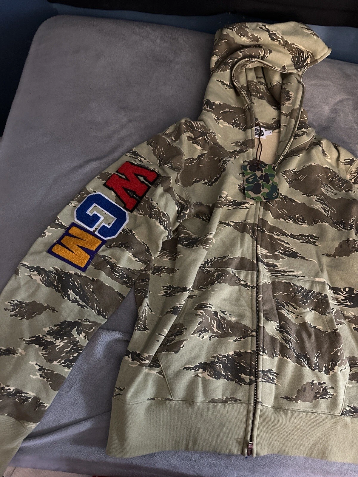 A BATHING APE (BAPE) Felpa con cappuccio squalo Bape mimetica deserto grande