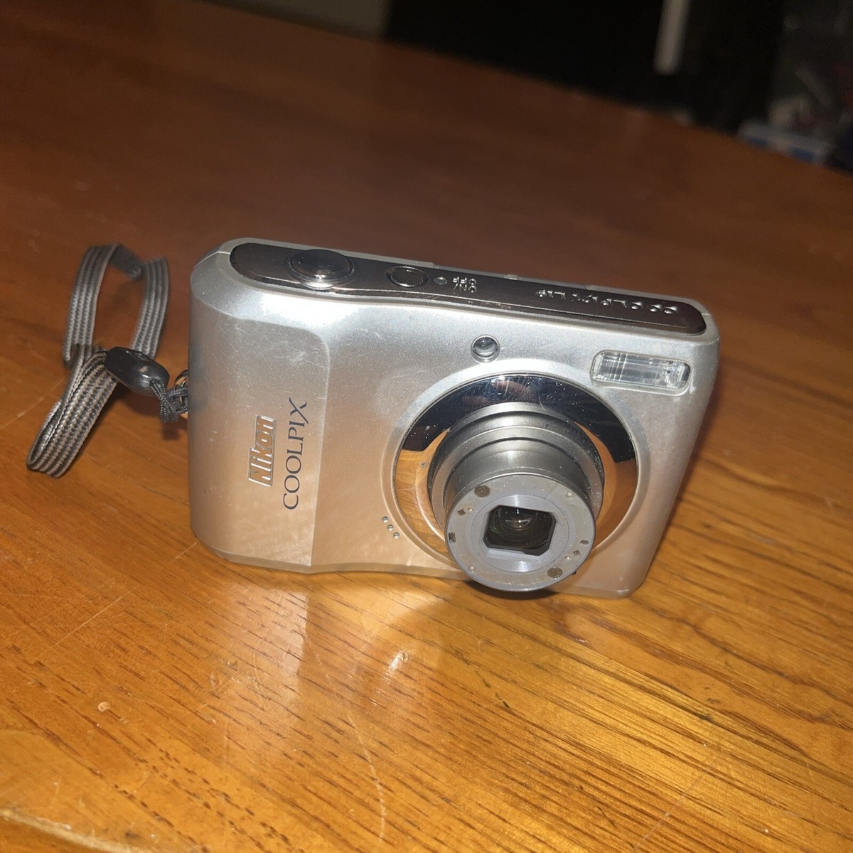 Nikon COOLPIX L19 8.0MP Digital Camera - Silver untested for parts