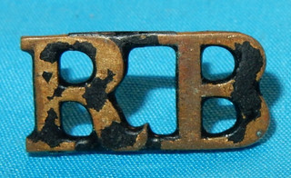 EARLY RB THE RIFLE BRIGADE SHOULDER TITLE BADGE BLACKENED GENUINE COFFIN LUGS