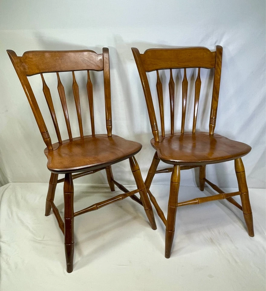 Par de sillas de comedor Ethan Allen con respaldo de husillo y arce - diseño clásico Windsor Foto 2 de 4