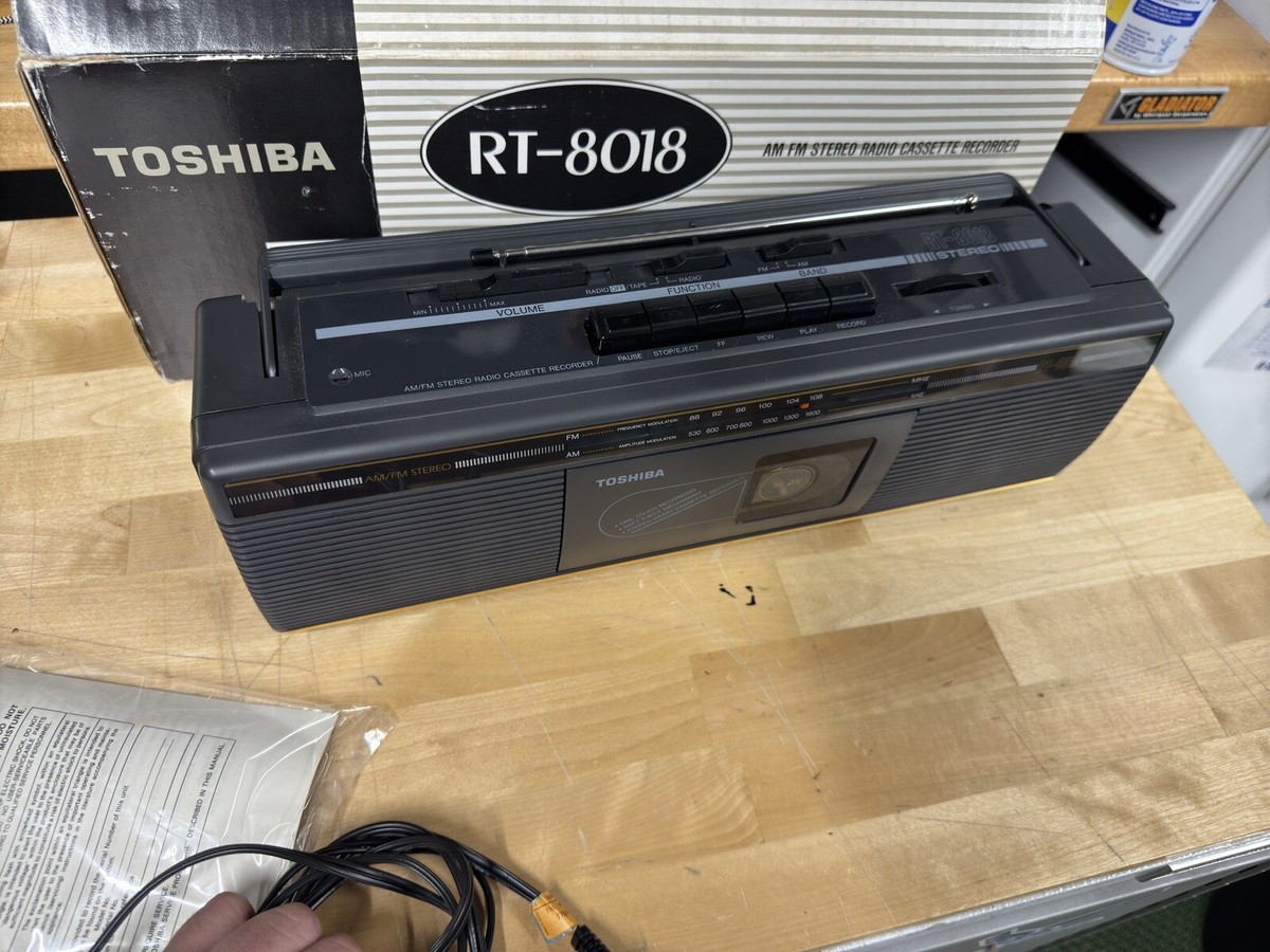 1980's Toshiba RT-8018 AM/FM Radio Cassette Boombox N ORIG BOX