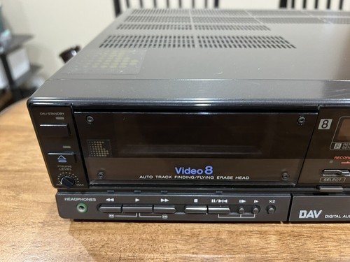 Sony EV-S700UB PAL DAV Video8 8mm Vide Tape Player Recorder For Repair Powers On - Picture 2 of 13