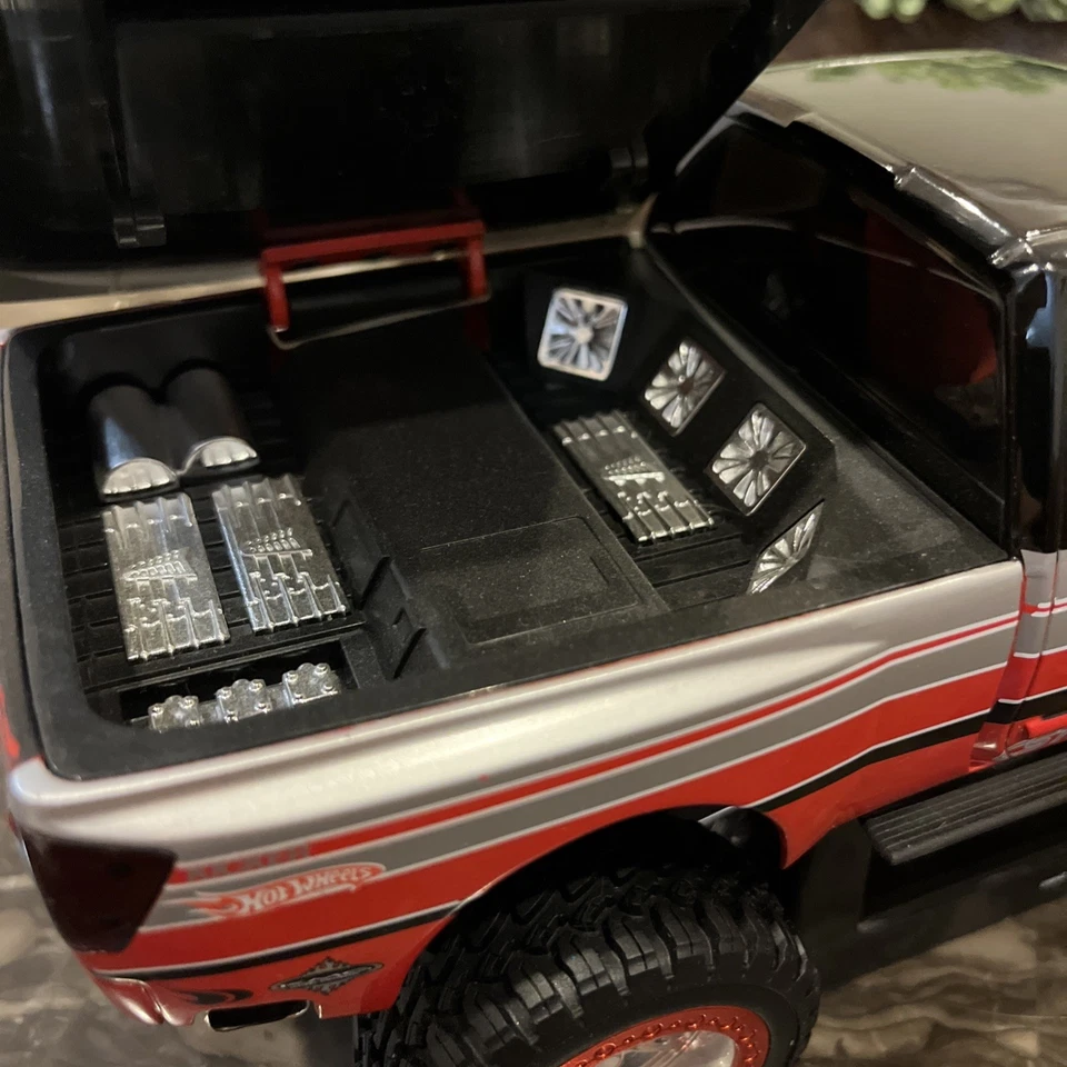 Vehículo de asalto urbano Hot Wheels Dropstars UAV Nissan 4X4 Titan 1:18 Foto 4 de 4