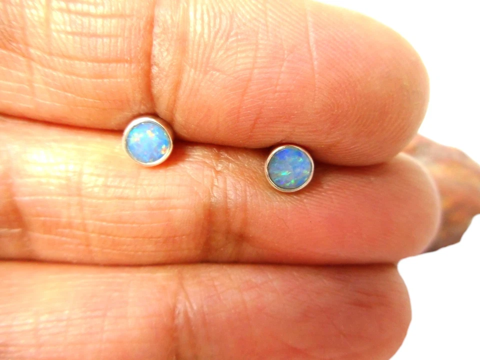 Natural Round Australian Opal Stud Earrings - 4 mm — 第 3/4 张图片