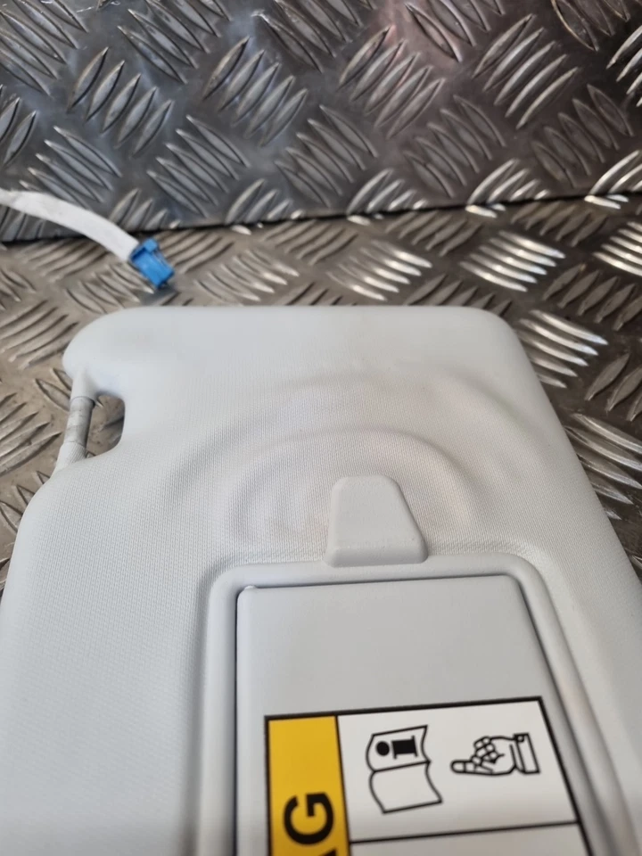 2018 Peugeot 3008 1.2 P MANUAL FRONT LEFT RIGHT Sunvisors Damaged  - Image 2 of 4