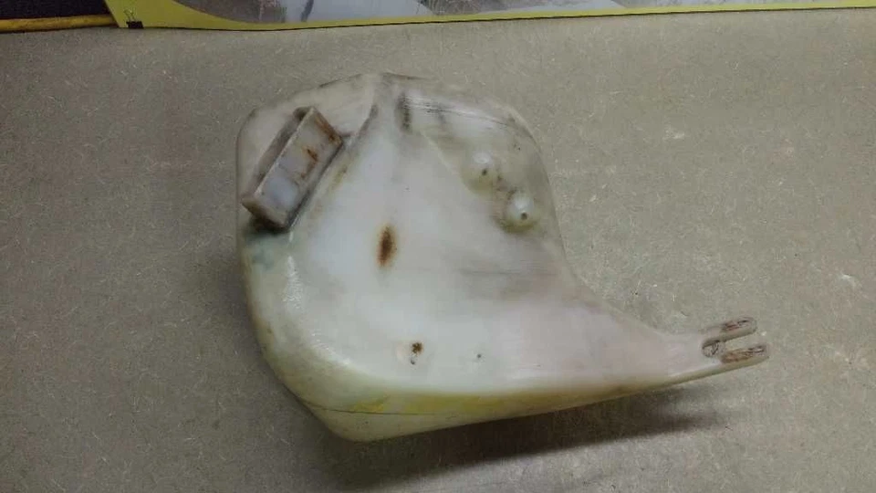 1989 BMW 325I (2.5L / AT) Washer Fluid Reservoir W/ Sensor - Image 3 of 4