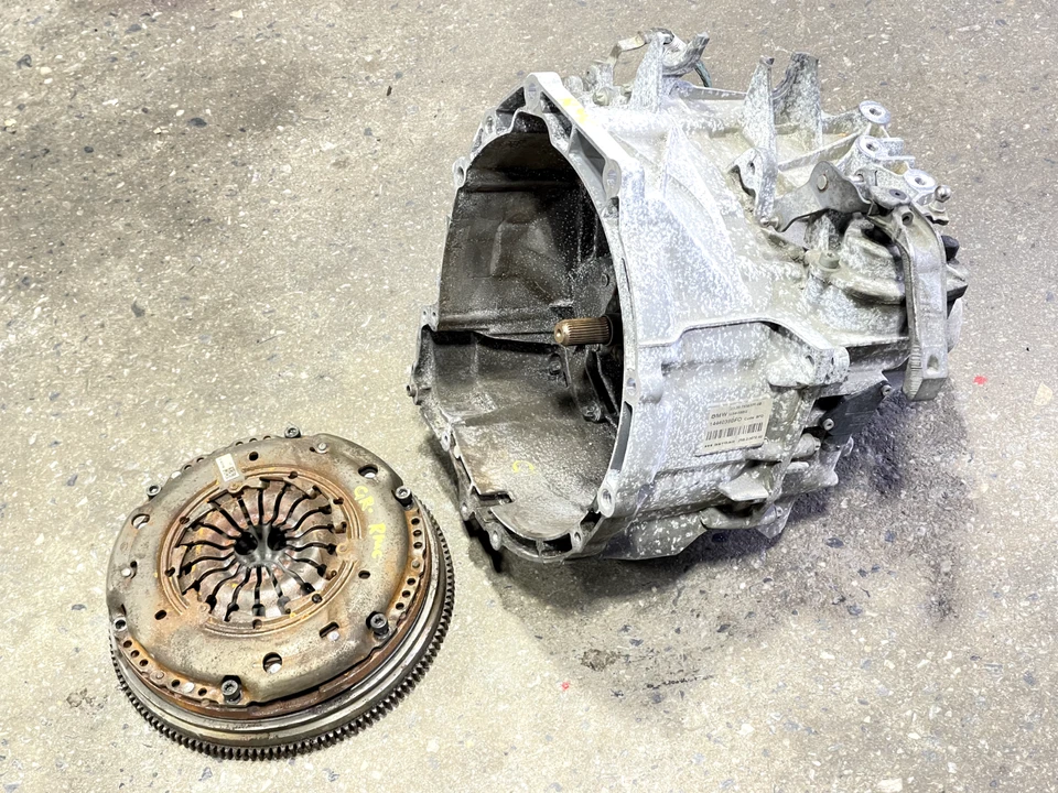 Mini Cooper F55 2014-2019 1,5 L 6 velocidades transmisión manual BFO con volante Foto 3 de 4