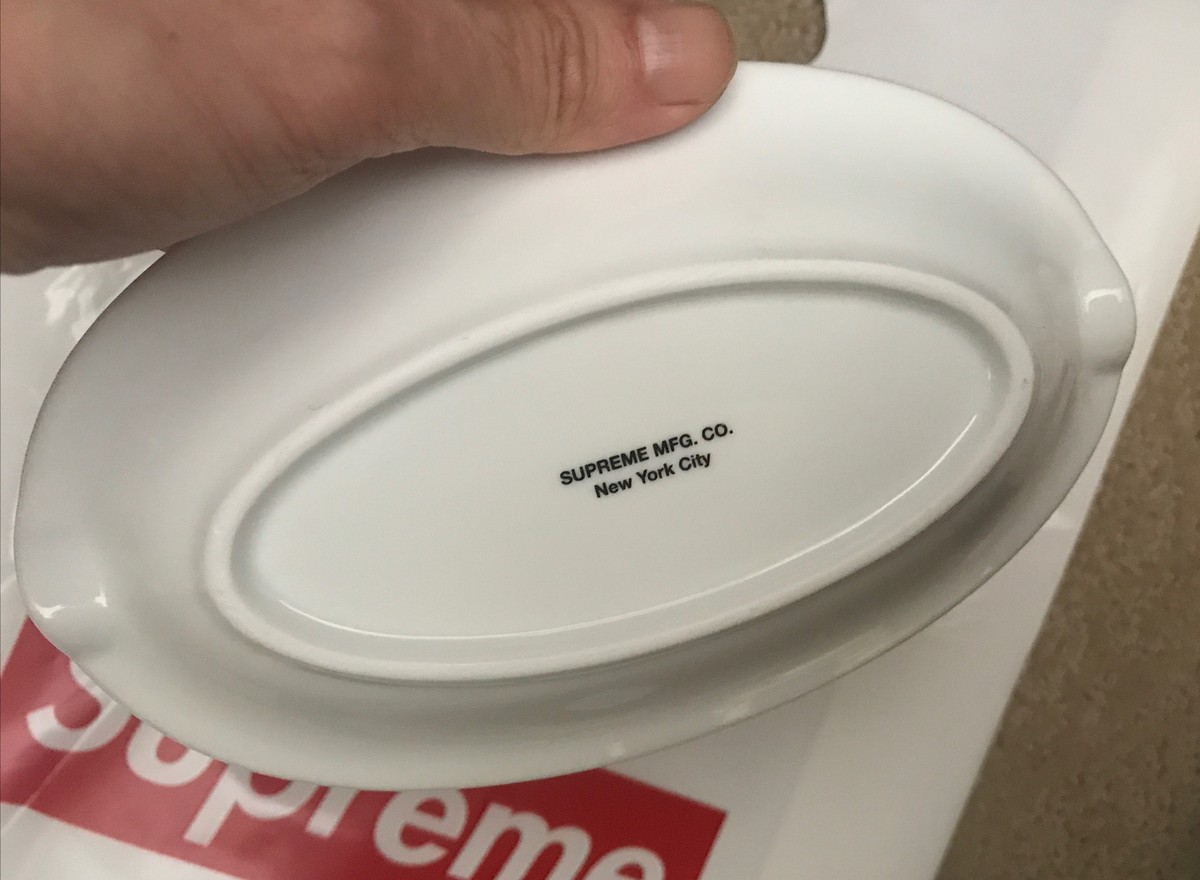 Supreme Chicken Dinner Plate Ashtray White SS18 Box Logo Ash Supreme Chicken Dinner Plate Ashtray White SS18 Box Logo Ash