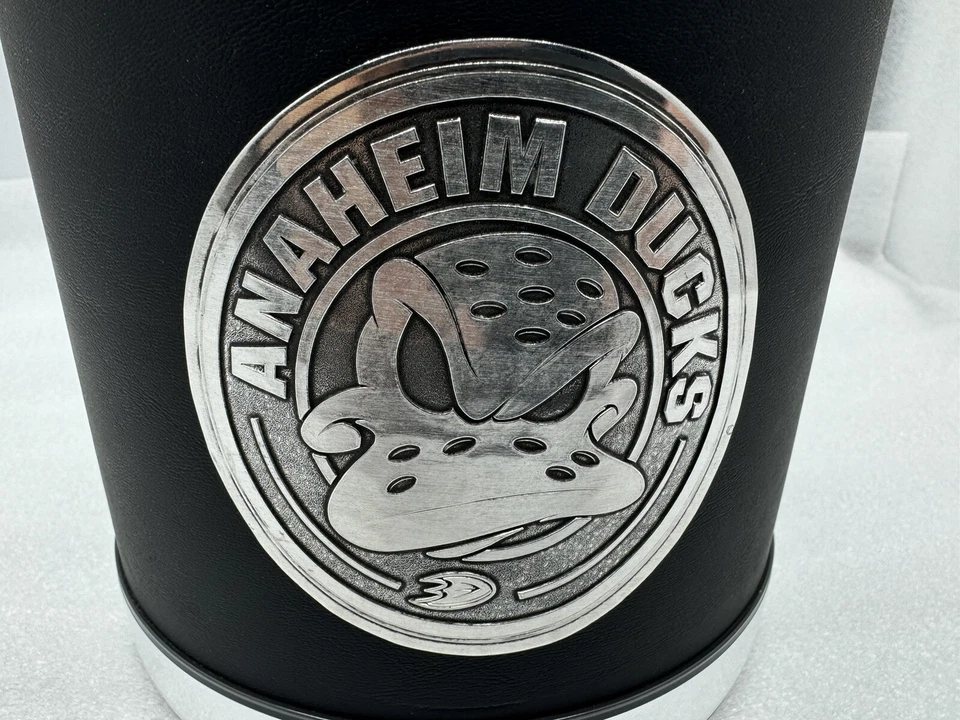 NHL Anaheim Ducks Hockey Ala Salvaje Logo Metal Cubo de Hielo Enfriador Raro Regalo Nuevo Foto 2 de 4