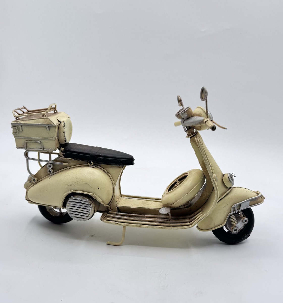 vespa 骨董品 Vintage Style Metal Vespa Scooter Model – Cream Color – Trunk