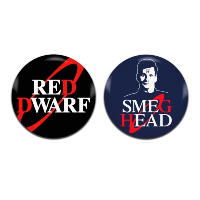 2x Red Dwarf TV Comedy Sci Fi 90er 25mm / 1 Zoll D Pin Button Anstecker