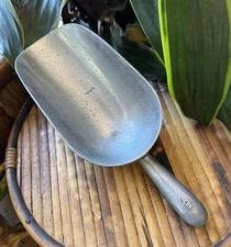 Vtg Aluminum Scoop 24 oz 10” Dry Goods Farmhouse Cottage Garden Display Patina