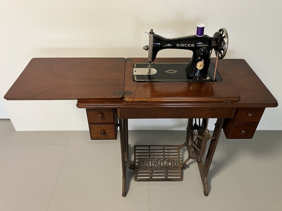 1934 Singer 15 Sewing Machine & Golden Mahogany Desk -Tested w