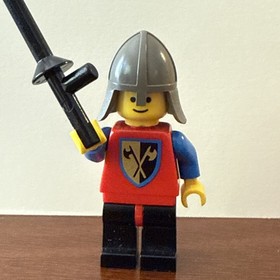 LEGO Vintage Castle Crusader Minifig with horse and lance; excellent condition 
