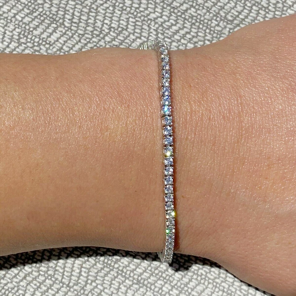 Pulsera de tenis moissanita de corte redondo de 2,0 mm enchapada en oro blanco 14k Foto 3 de 4