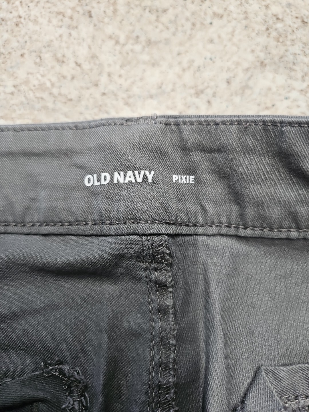 Old Navy Women's Solid Gray Khaki Pixie Capris Si… - image 5