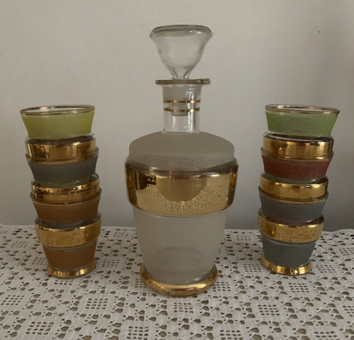 Set n.6 bicchieri + bottiglia con tappo Vetro decorato opalino e oro anni '50 - Foto 7 di 7