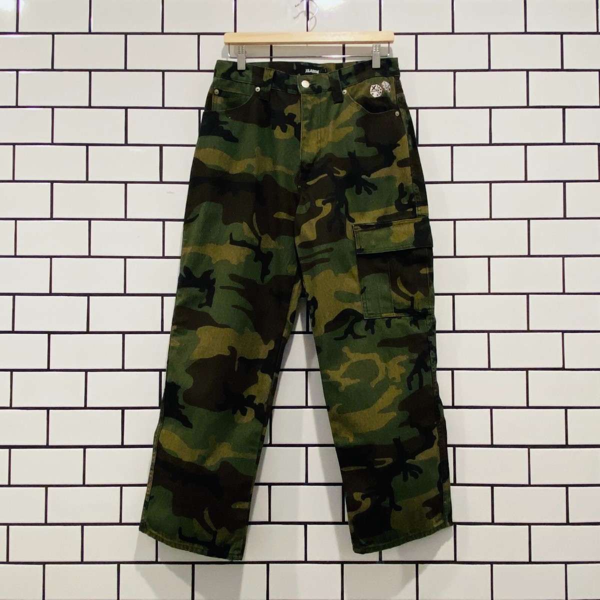 XLARGE エクストララージ　DICE PAINTER PANTS カモ柄 XLARGE エクストララージ DICE PAINTER PANTS カモ柄 - メルカリ