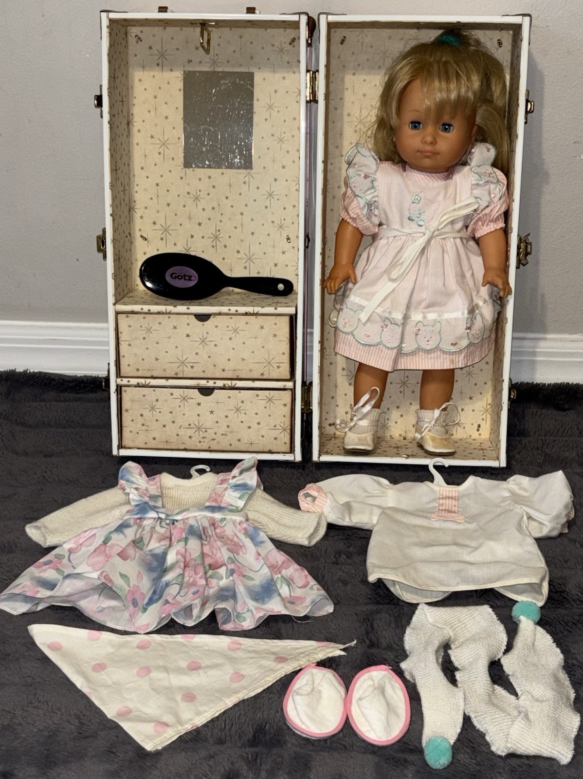Gotz-Puppe Doll w/ Pink / White Trunk "Little Traveler" w/ E