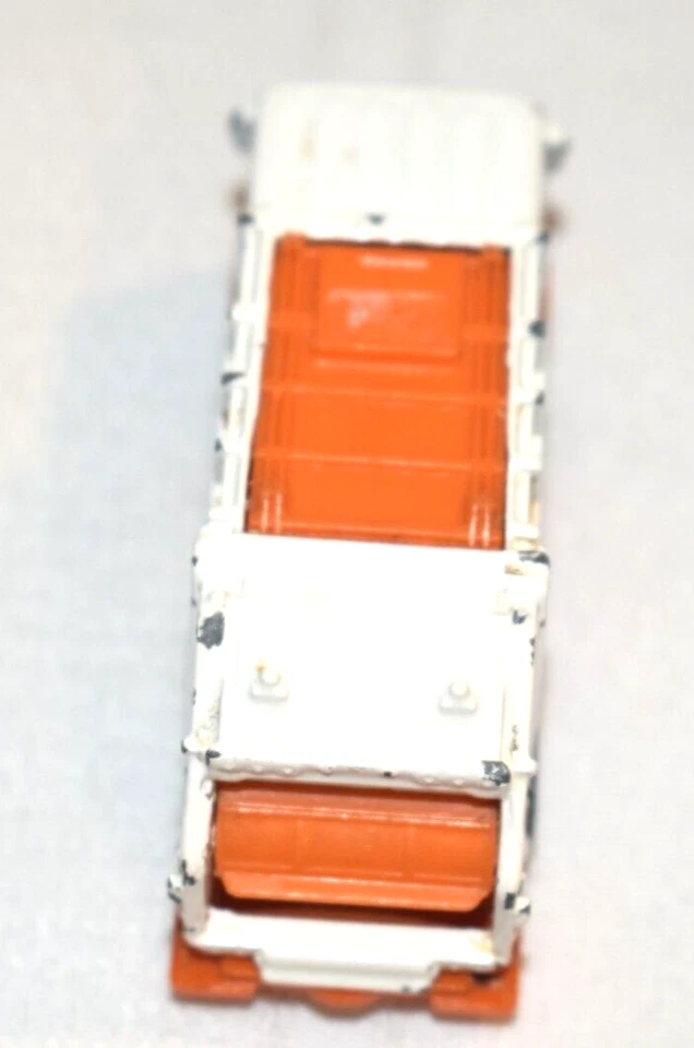 Matchbox 2007 White Garbage Truck 2008 Made in Thailand MB742 - Image 2 of 4