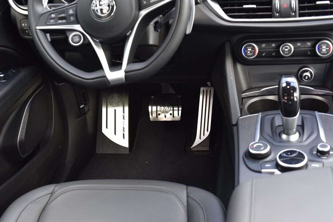 Alfa Romeo Stelvio Clover Green – B-Tech License Plates (QV/Q4/Fast/Super/First/AT8)
