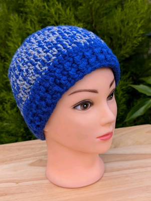 Handgefertigte Erwachsene Unisex blau und grau Beanie gehäkelt gestrickt warm Wintermütze. 