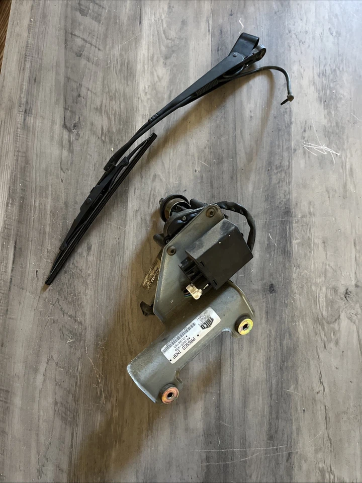 03-07 Hummer H2 Rear Window Wiper Motor With Bracket And Wiper Arm Tested - Image 2 of 3