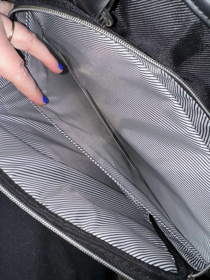 Kenneth Cole Reaction Chelsea Chevron 15 in Crossbody Laptop Bag Black - Image 4 of 4