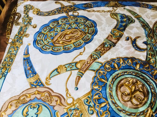UNUSUAL VINTAGE ITALIAN JACQUARD SILK SCARF. SWORDS! VGC. 35 x 34 INCHES. a - Picture 4 of 6