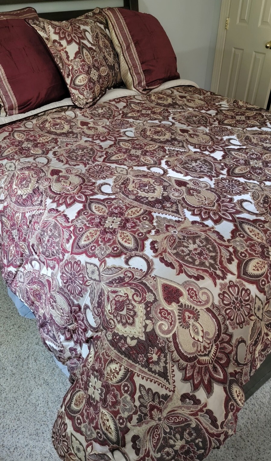 J Queen New York Guiliana Crimson 13Piece Queen Comforter Curtain