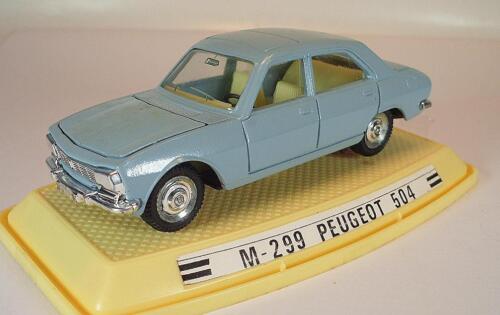 Pilen 1/43 Peugeot 504 hellblau in Plexi-Box #5133 - Afbeelding 1 van 1