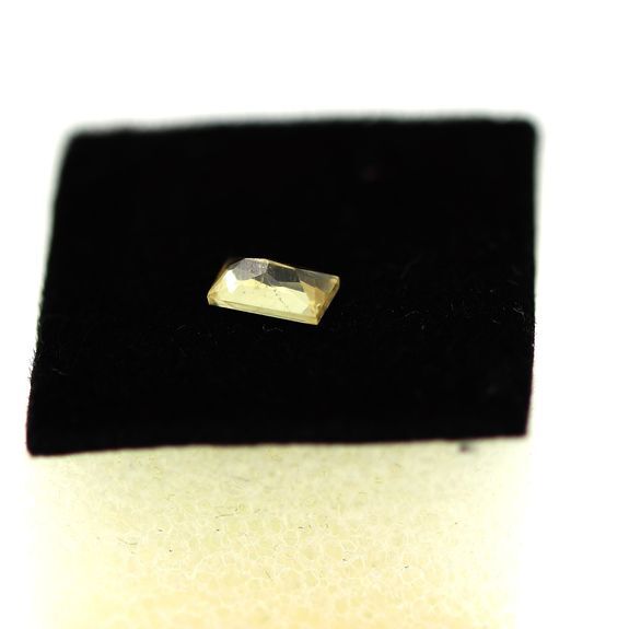 Scheelite naturelle de Chine VS de 0.62 cts pour pierres et minéraux