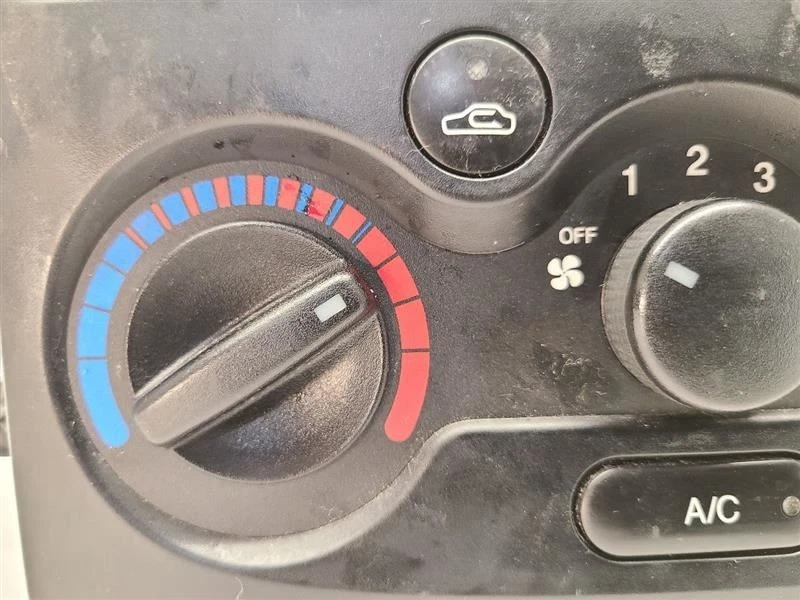 Control de temperatura con aire acondicionado Chevrolet Aveo 2004-2007 Foto 4 de 4