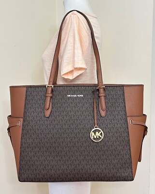 Michael Kors ブラウン ハンドバッグ Michael Kors Gilly Travel MK Brown Large Drawstring Top Zip Tote