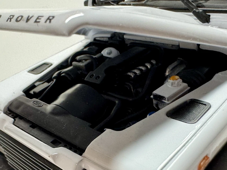 Coche fundido a presión Land Rover Defender 90 blanco 1/24 de Welly Foto 4 de 4